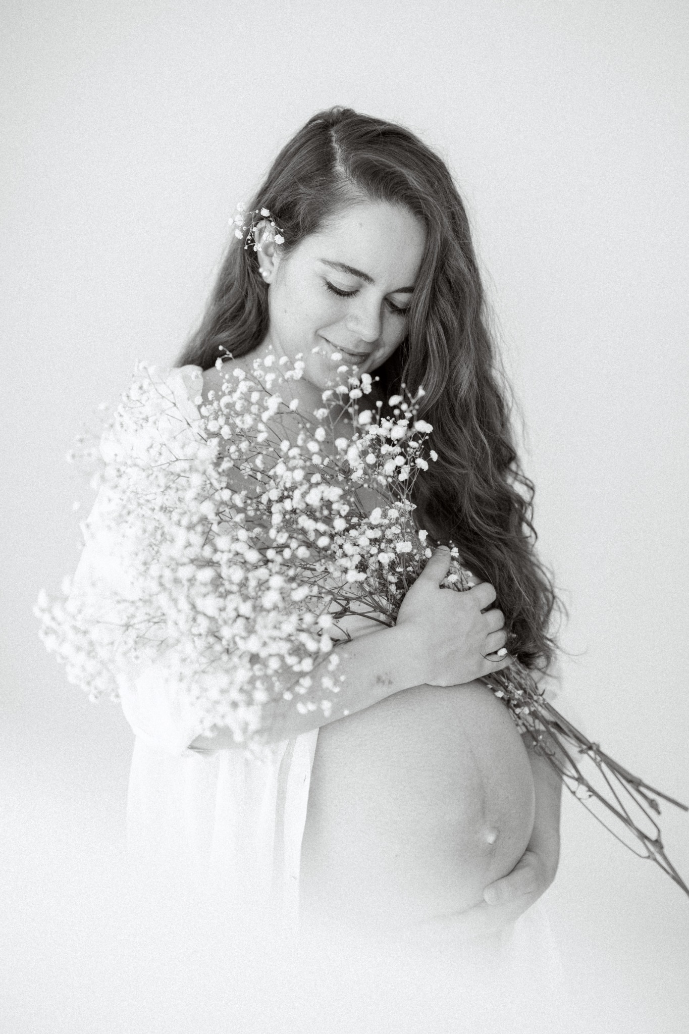 photographe-grossesse-fribourg-studio-fleurs-noir-et-blanc